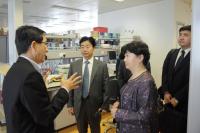 曹之憲教授(左一)向代表團成員介紹中心實驗室設施